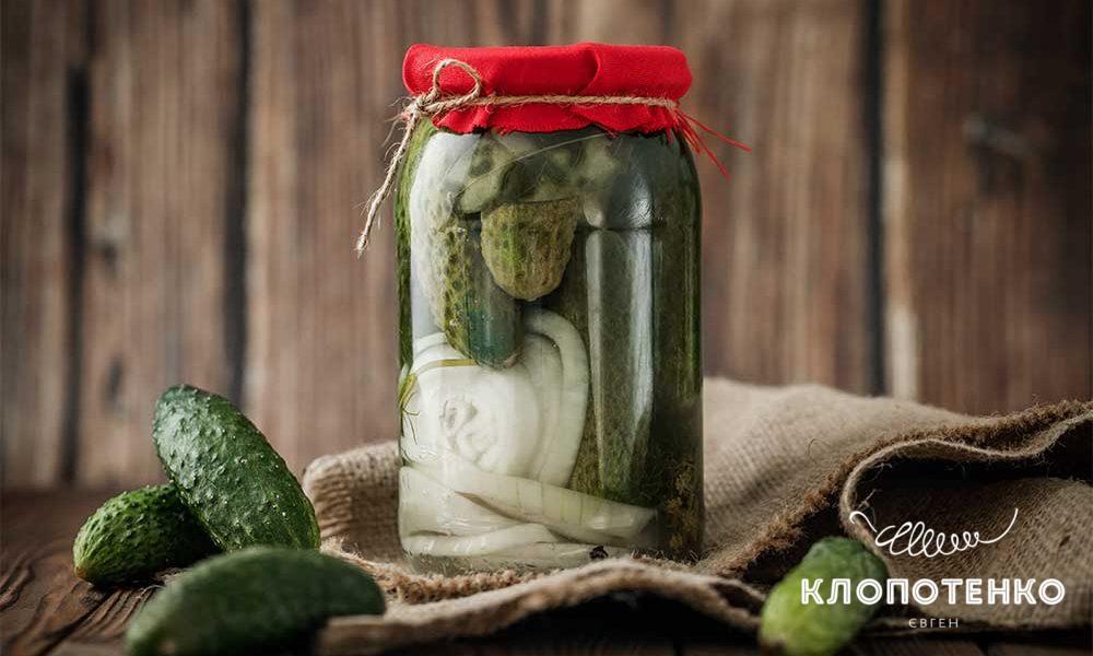 Маринуем огурцы по рецепту Клопотенко: кулинар назвал "секретный ингредиент"